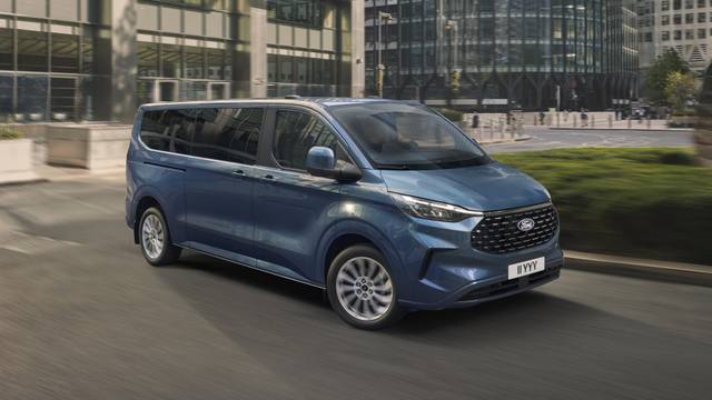 Ford E-Tourneo Custom, en rymlig familjebuss med plats för många – och barnstolar. Den är dock inte listad i artikeln.