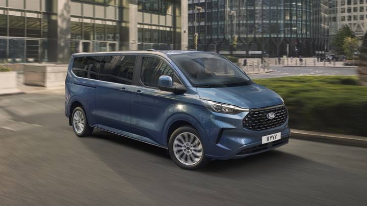 Ford E-Tourneo Custom, en rymlig familjebuss med plats för många – och barnstolar. Den är dock inte listad i artikeln.