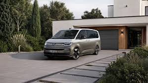 Volkswagen Multivan erbjuder generösa innerutrymmen och flexibla säteslösningar, perfekt för tre barnstolar.