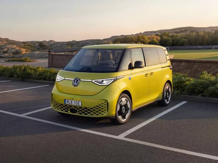 Volkswagen ID. Buzz, en elektrisk version av den ikoniska ”folkabussen”. Rymlig och med plats för familjen.
