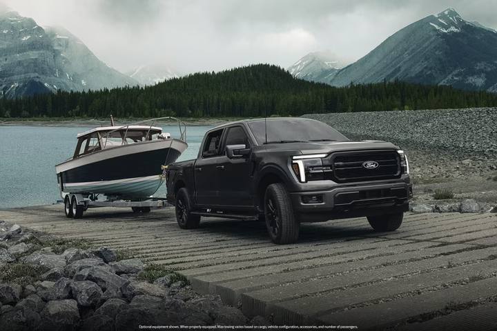Ford F-150 är en av de amerikanska dragkungarna som kan hantera tunga släp som denna båttrailer. Här visas en F-150 Lariat.