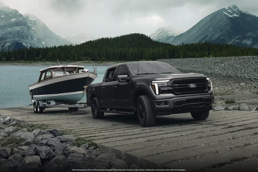 Ford F-150 är en av de amerikanska dragkungarna som kan hantera tunga släp som denna båttrailer. Här visas en F-150 Lariat.