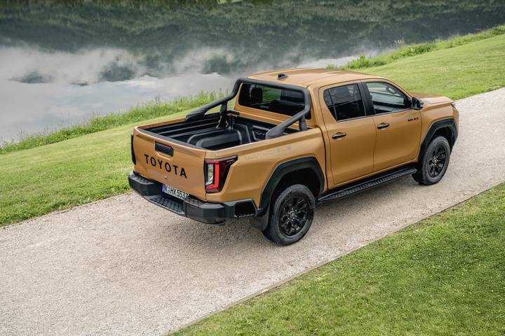 Toyota Hilux Hybrid 48V, här i utförandet Invincible. Den är robust och byggd för att klara dåliga vägar.