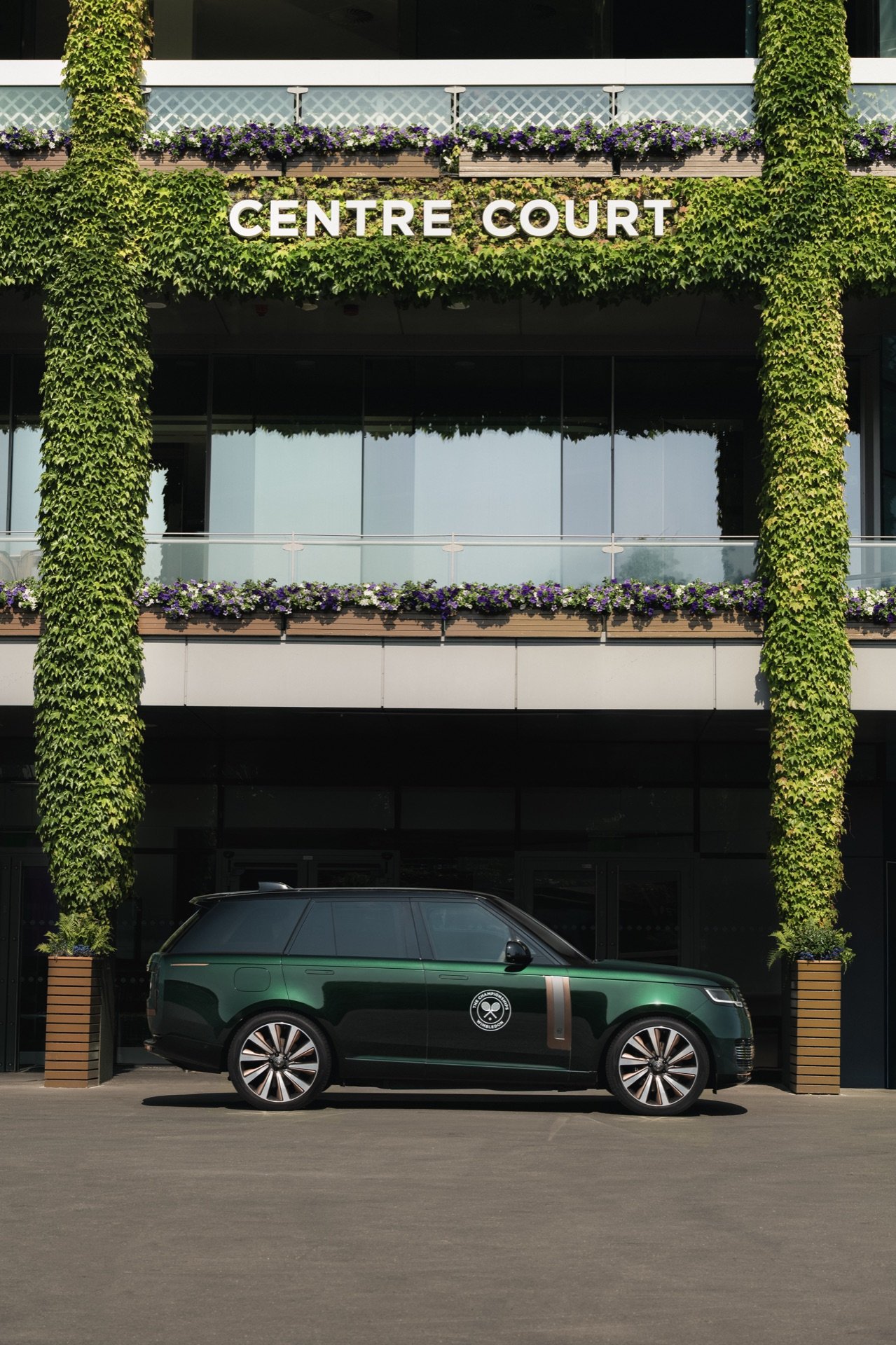 Land Rover Defender och Range Rover är populära dragbilar, särskilt för hästsläp där komfort och framkomlighet värderas högt.