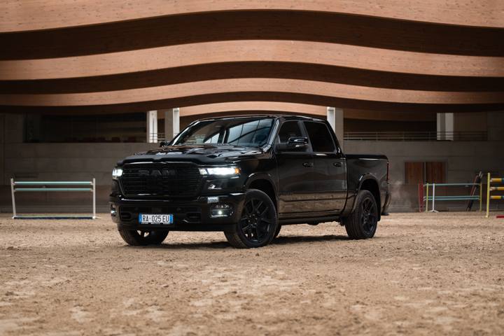 Ram 1500 är en av de amerikanska dragkungarna som kan dra mycket, men med andra siffror i Sverige.