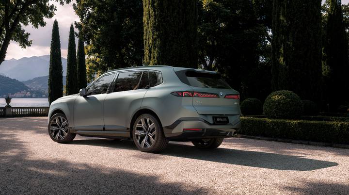 BMW iX5 Hydrogen är en av framtidens potentiella dragbilar. Här i en vacker italiensk miljö med sjö och berg i bakgrunden.