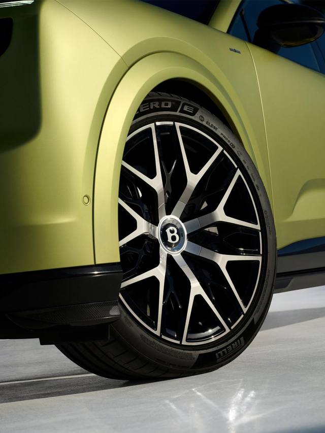 Bentley Torcal kommer med 22-tumsfälgar som standard. På bilden syns också den matta lacken och Pirelli P Zero-däcken.