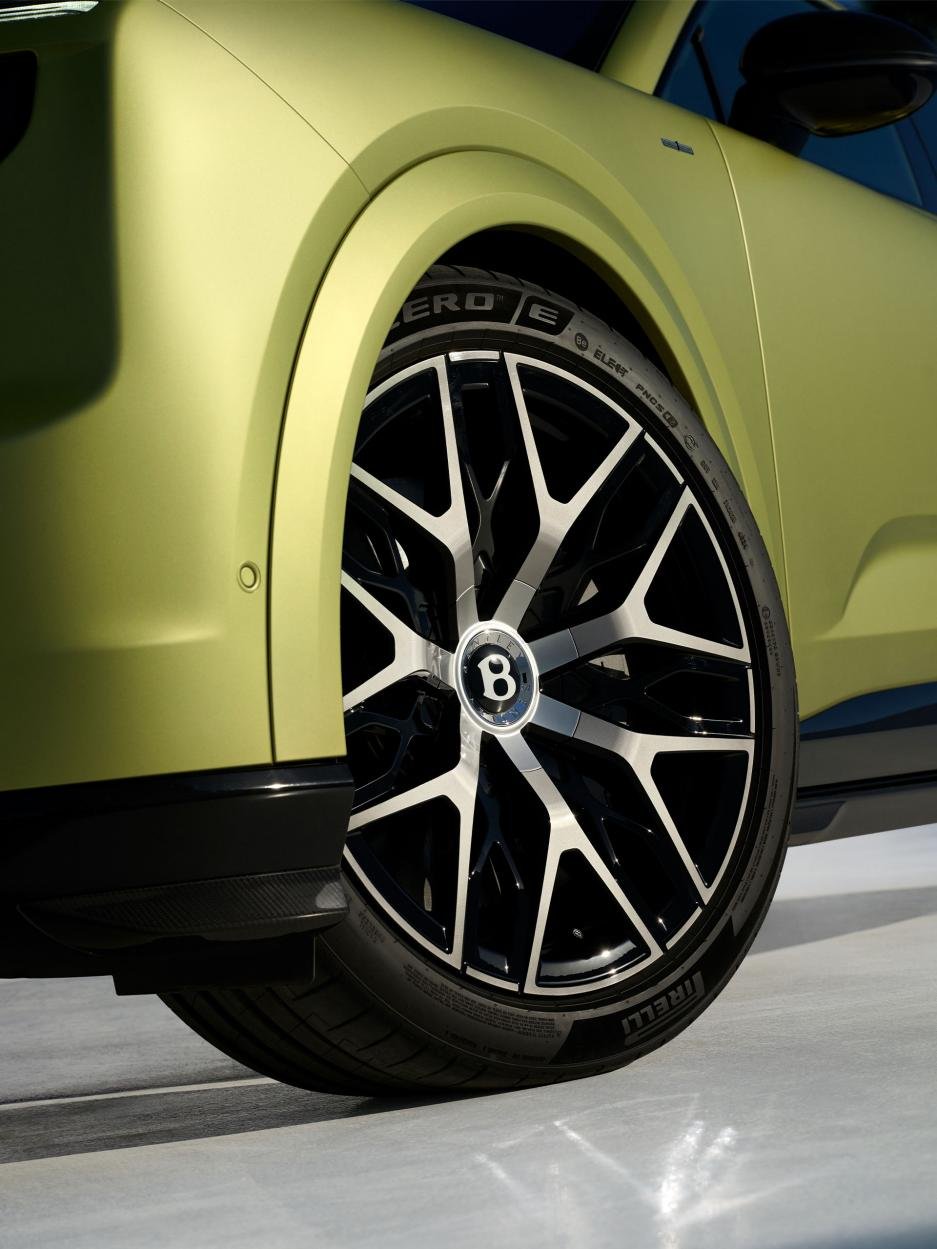 Bentley Torcal kommer med 22-tumsfälgar som standard. På bilden syns också den matta lacken och Pirelli P Zero-däcken.