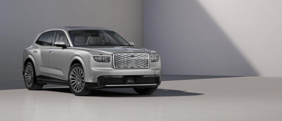 Bentley Torcal är märkets första helt eldrivna bil. Den har en distinkt design med en stor grill och nya strålkastare.