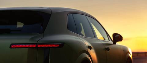 Bentley Torcal visar upp en helt ny design, bland annat med smalare lampor både fram och bak som ger bilen ett modernare uttryck.