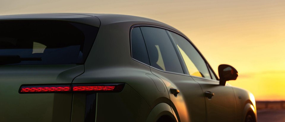 Bentley Torcal visar upp en helt ny design, bland annat med smalare lampor både fram och bak som ger bilen ett modernare uttryck.