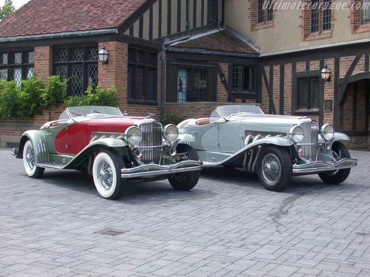 De två Duesenberg SSJ, en röd/silver (Gables påstådda) och den silverfärgade (Gary Coopers) vid ett evenemang.