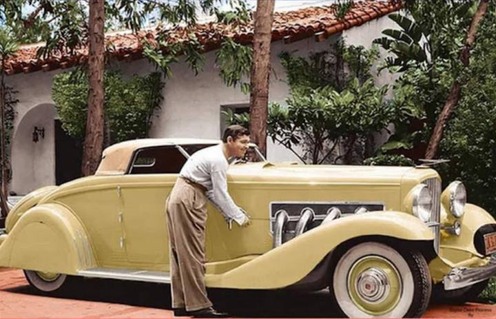 Clark Gable med sin JN Duesenberg 1935, färglagd bild. Notera att bilen är gul, inte den röda och silver JN han också ägde.