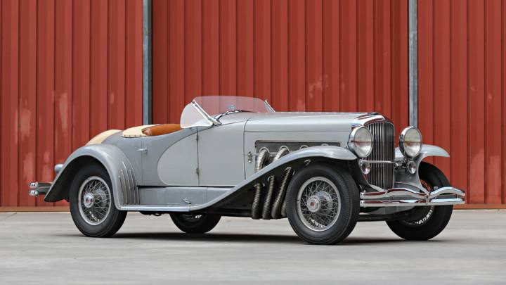 Den ljusa av de två Duesenberg SSJ är den som Gary Cooper köpte från Duesenberg och körde flitigt. Bilen är idag ljusgrå.