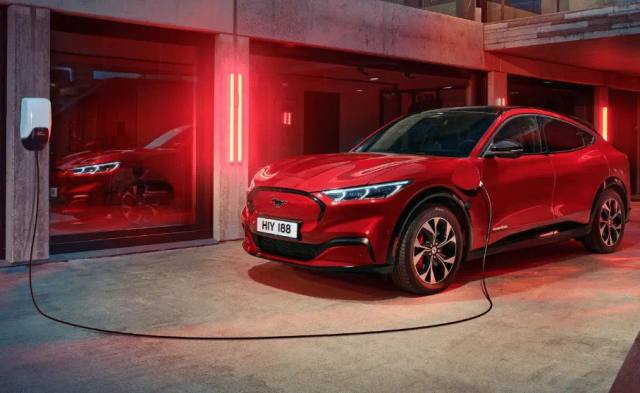 Den röda Ford Mustang Mach-E laddar. Elbilsförsäljningen rasar i USA under tredje kvartalet 2026.