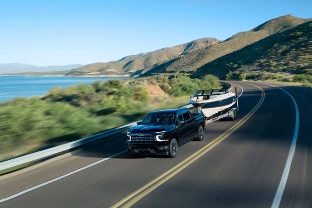 Den nya Chevrolet Silverado 2027 får en rejäl V8:a, men det är inte alltid den som drar tyngst. Här drar den en båt längs vattnet.