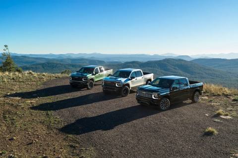 Den nya Chevrolet Silverado 2027 kommer i flera utföranden, här med utsikt över vackra berg. V8:an kommer att finnas tillgänglig i flera av dem.