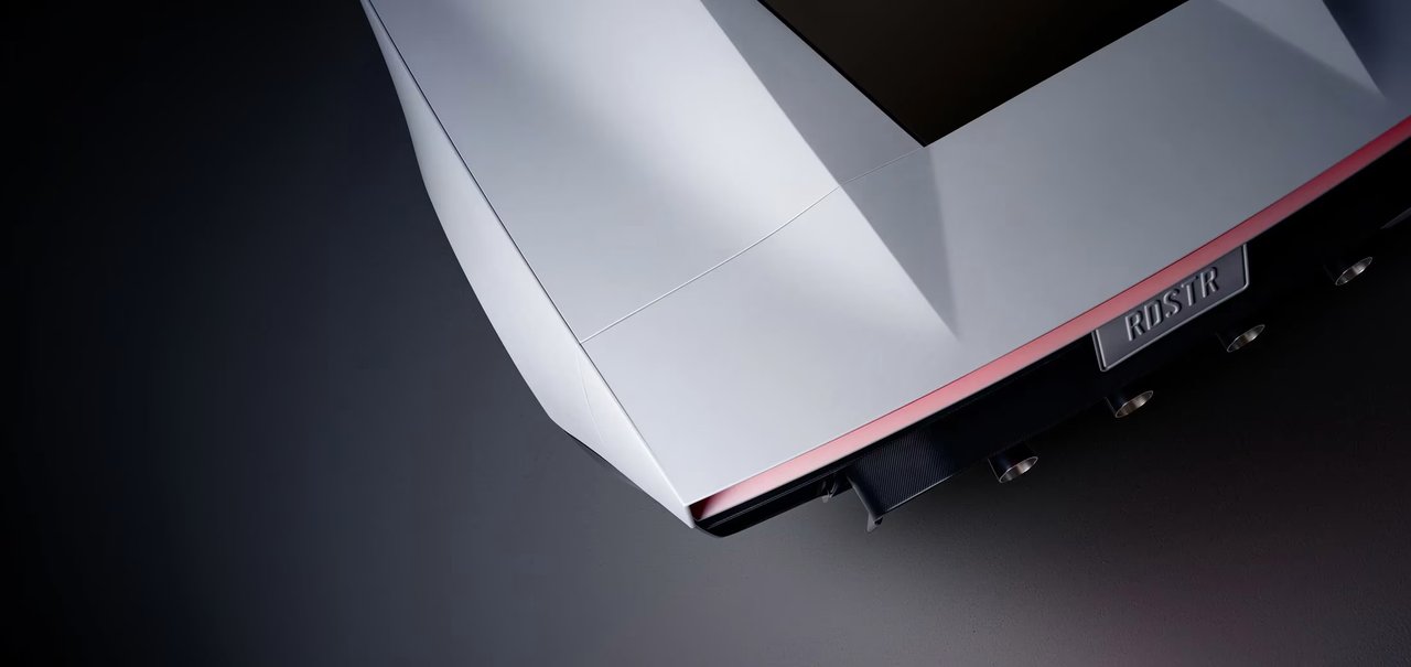 Den bakre delen av nya Tesla Roadster, med den minimalistiska designen och RDSTR-emblemet. Lägg märke till de "raketdyser" som bilen påstås kunna använda.