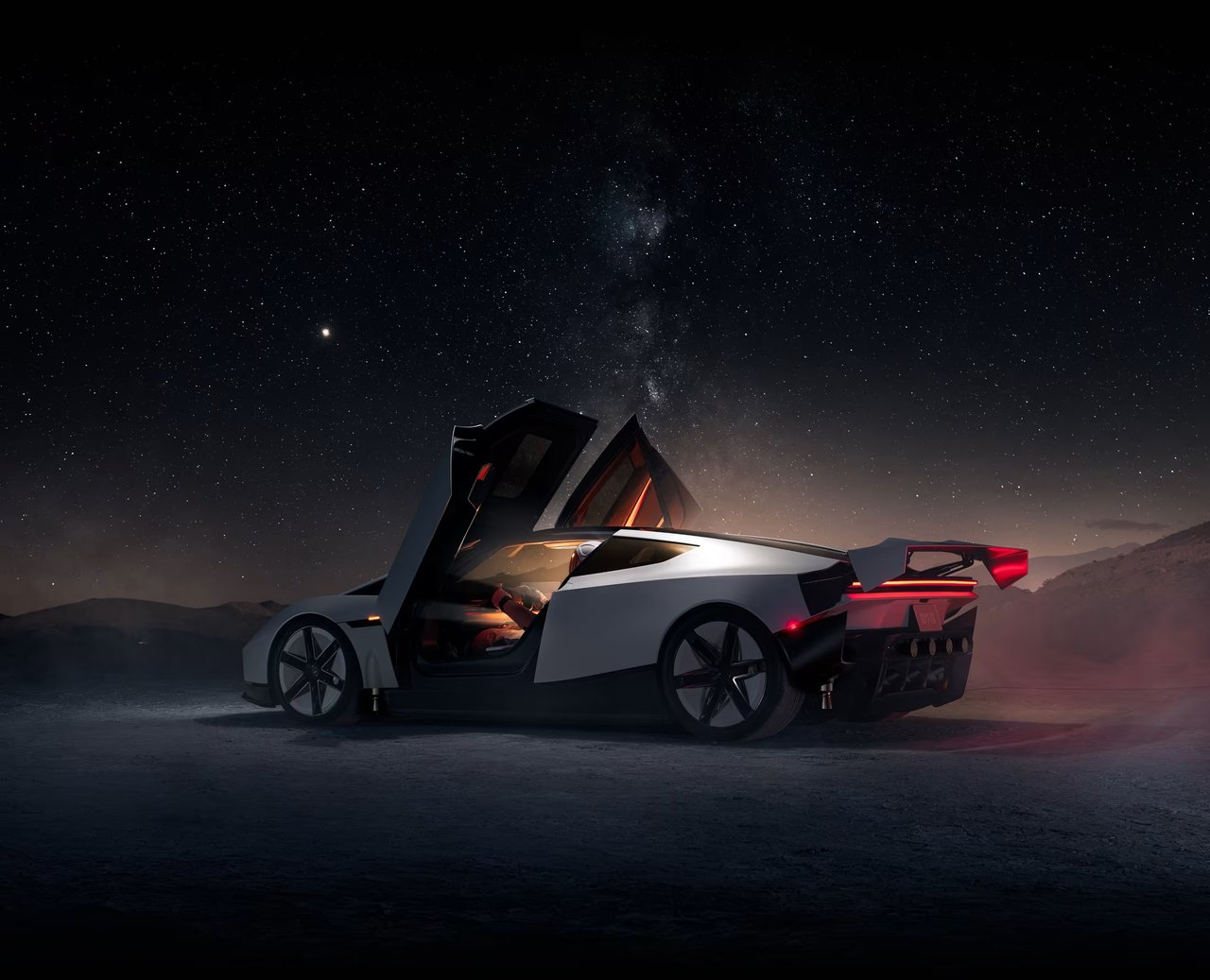 Den nya Tesla Roadstern visas upp i en spektakulär miljö under stjärnorna, med dörrarna öppna för att visa upp interiören.