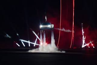 Här flyger nya Tesla Roadster – spektakulär premiär i Texas