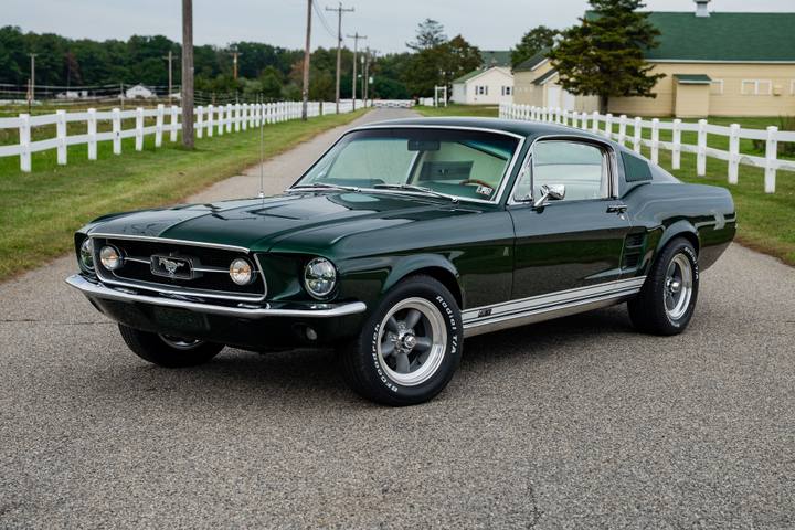 En Ford Mustang från 1967 – en klassisk muskelbil och ett exempel på en bil som många drömmer om att importera från USA.