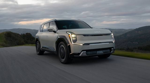 Kia EV9 är en stor el-SUV med distinkt design och plats för upp till sju personer. Perfekt för den stora familjen.