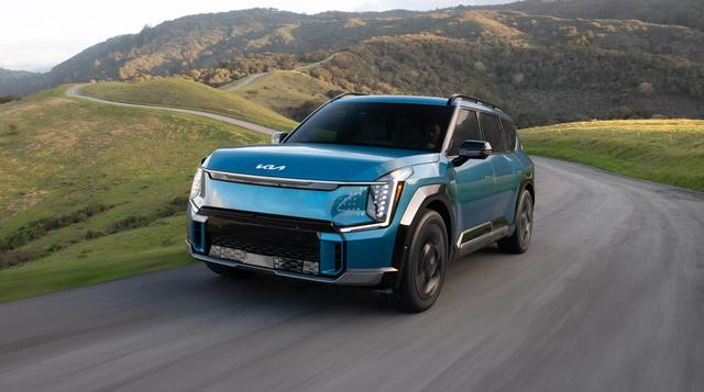 Kia EV9 är en stor familje-SUV med sju sittplatser och eldrift. Här ses den från utsidan i en passande miljö för en eldriven SUV.