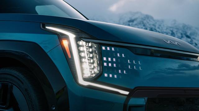 Kia EV9 har en distinkt design med avancerad LED-belysning fram, vilket ger den ett futuristiskt utseende.