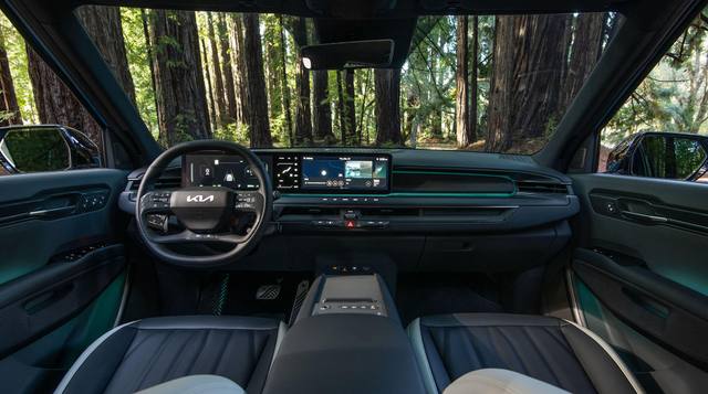 Förarens arbetsplats i Kia EV9 bjuder på dubbla skärmar för instrumentering och infotainment samt en minimalistisk design.