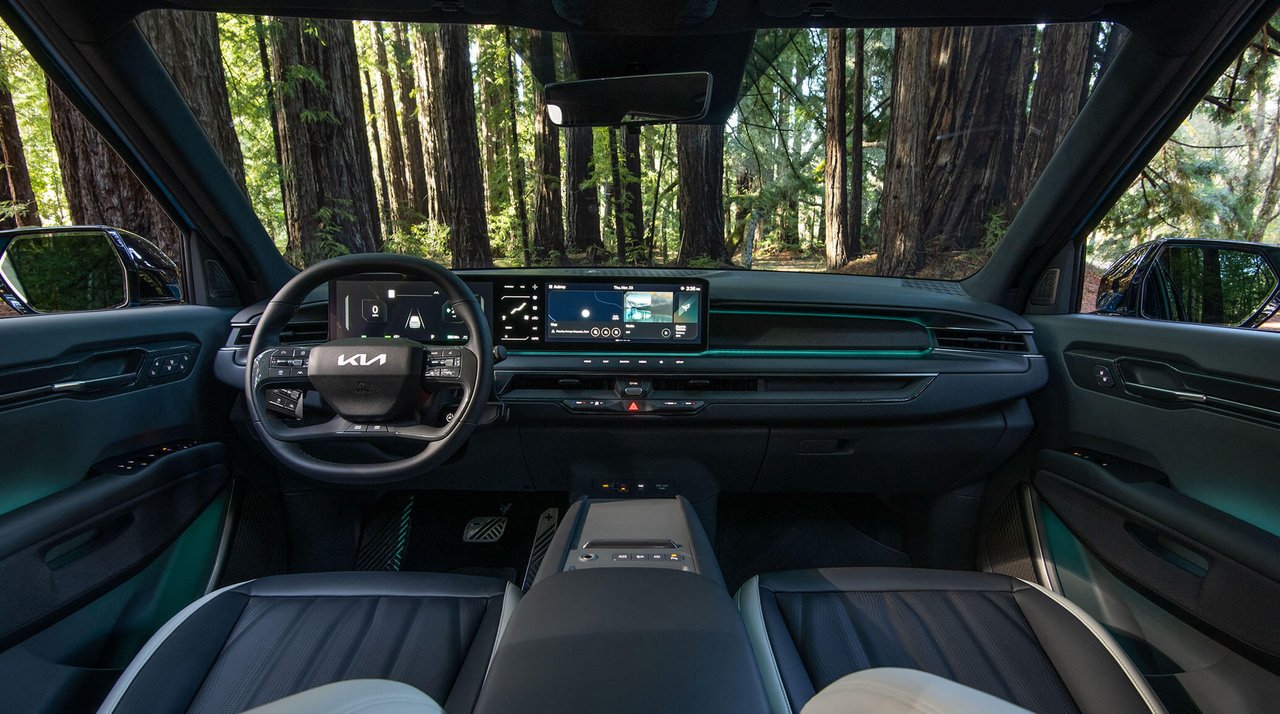 Förarens arbetsplats i Kia EV9 bjuder på dubbla skärmar för instrumentering och infotainment samt en minimalistisk design.
