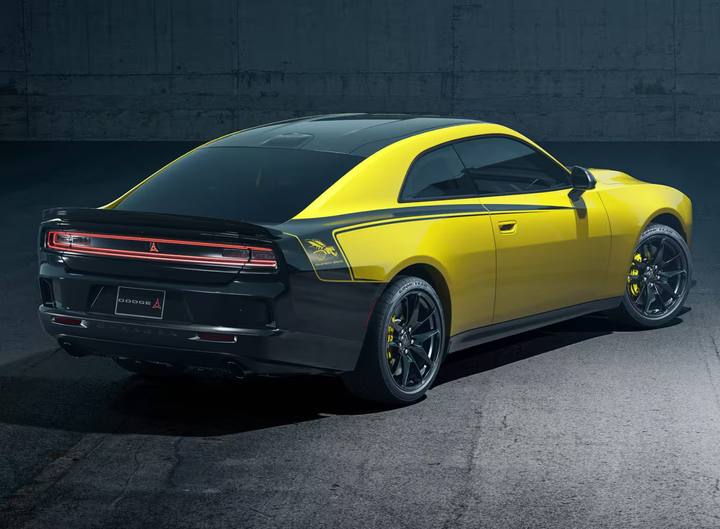 Nya Dodge Charger Super Bee i klassiskt utförande med två dörrar och den karaktäristiska logotypen på bakskärmen.