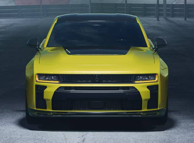 Dodge Charger Super Bee får den karakteristiska ”hornet-grafiken” på motorhuven och en aggressiv front. Men de sex cylindrarna väcker kritik.