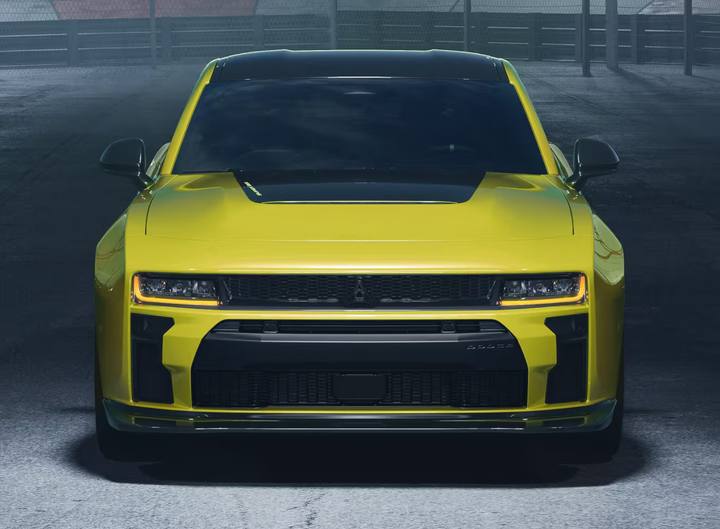 Dodge Charger Super Bee får den karakteristiska ”hornet-grafiken” på motorhuven och en aggressiv front. Men de sex cylindrarna väcker kritik.
