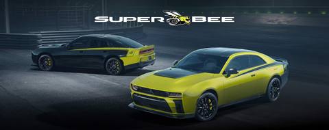 Den nya Dodge Charger Super Bee erbjuds både som tvådörrars coupé (höger) och fyradörrars (vänster) med den klassiska Super Bee-randen.