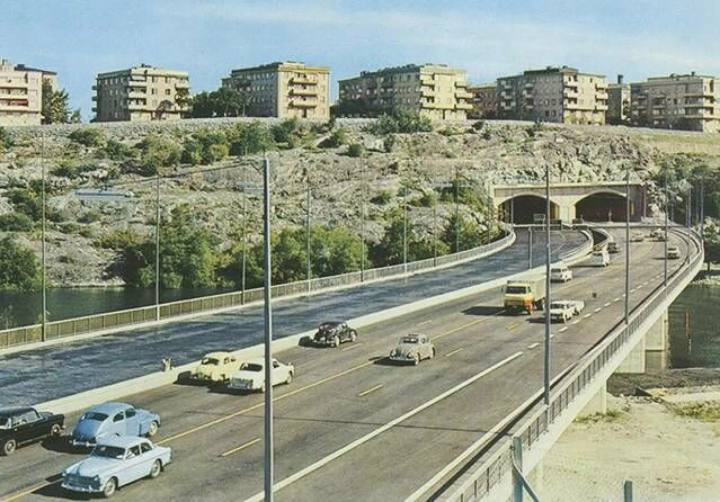 Essingeleden kort efter invigningen 1966. Vägen byggdes för vänstertrafik men anpassades inför högertrafikomläggningen 1967.